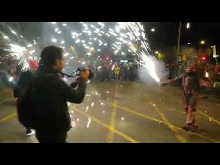 Els diables de Sant Andreu arriben al tall de la Meridiana