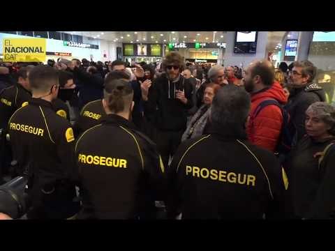 Els manifestants retreuen als vigilants de Prosegur que siguin ells qui formin el primer cordó