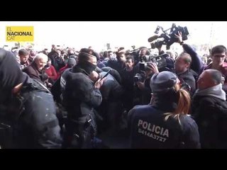 Tensió a l'exterior de Sants en desallotjar un manifestant