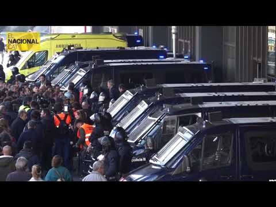 Fort desplegament dels Mossos i la Policia Nacional per impedir el pas dels CDR a l’estació de Sants