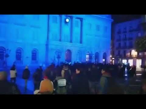 Protesta contra el govern d'Ada Colau dels acampats universitaris a les portes de l'ajuntament