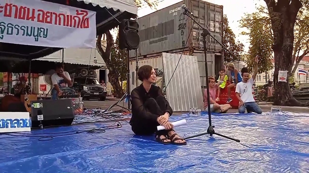 "เฌอเอม"เผยสาเหตุ นอนเคารพธงชาติ ขณะปราศัยม็อบ