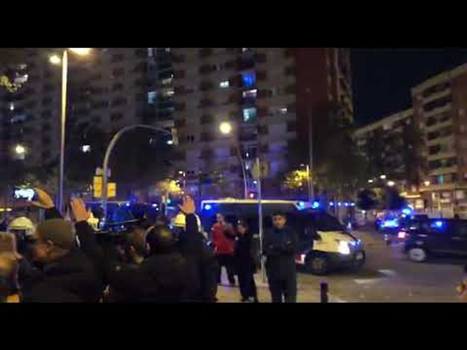 Els Mossos i la Guàrdia Urbana pressionen els manifestants per treure'ls de la Meridiana