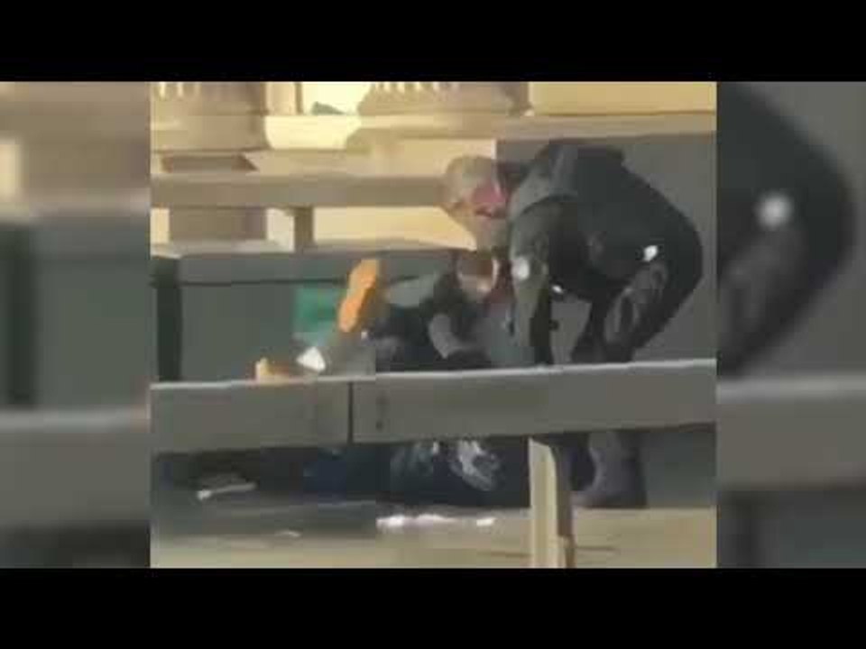 MOMENTO en que LA POLICÍA DISPARA a un hombre ARMADO con un CUCHILLO en Londres