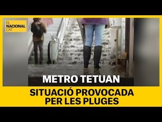 Així es troba l'estació de metro de Tetuan  a Barcelona, a causa de les pluges