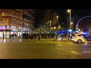 Download Video: Els Mossos encapsulen els manifestants del 53è tall de la Meridiana