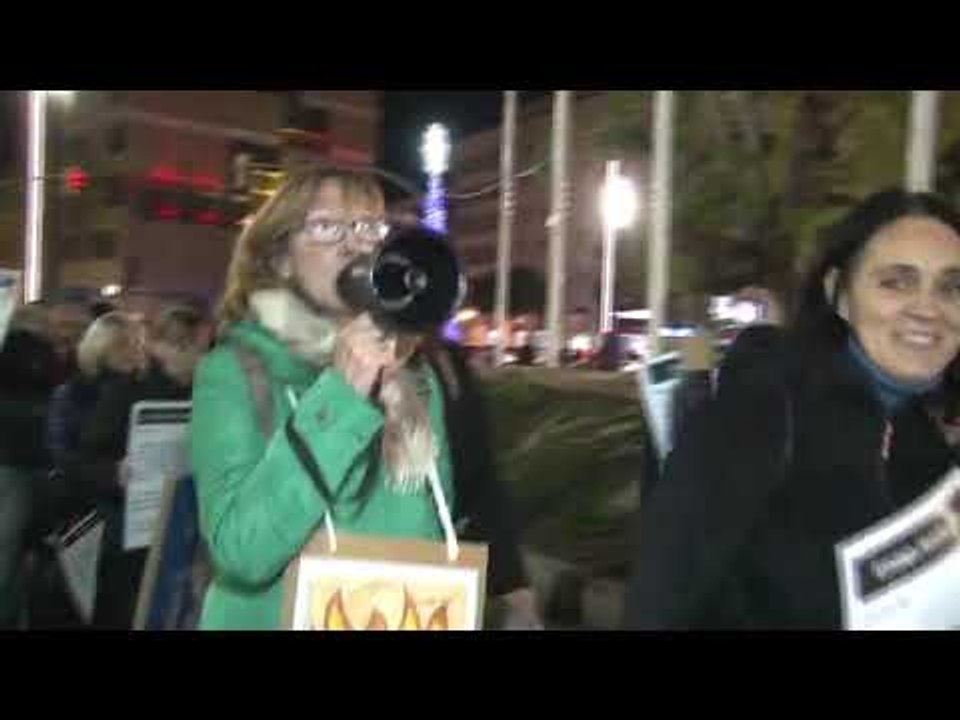 Centenars de persones cremen exemplars de la Constitució a Tarragona