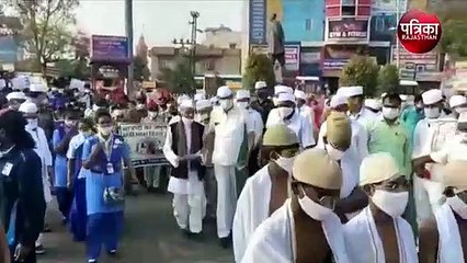 सड़क पर निकले गांधी, पीछे चला शहर