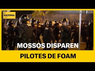 MOSSOS DISPAREN PILOTES DE FOAM A L'EXTERIOR DEL CAMP NOU