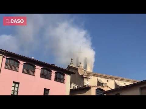 Imatges del fum al campanar de Centelles i del desplegament d'equips d'emergències