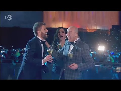 BESO EN LA BOCA DE DOS PRESENTADORES DE TV3 PARA EMPEZAR EL AÑO