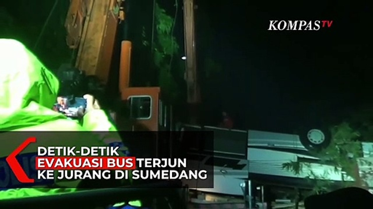 Detik-Detik Evakuasi Bus Maut yang Terjun Ke Jurang di Sumedang