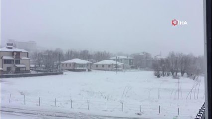 Bingöl'de kar ve tipi, Karlıova'da okullar tatil edildi, Erzurum yolu büyük araçlara kapatıldı