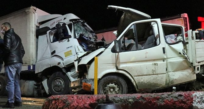 Katliam gibi kaza: TIR ile kamyonet çarpıştı ortalık savaş alanına döndü