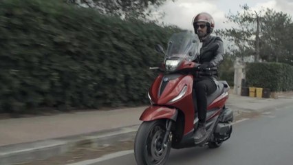 The new Piaggio Beverly in Orange Riding video