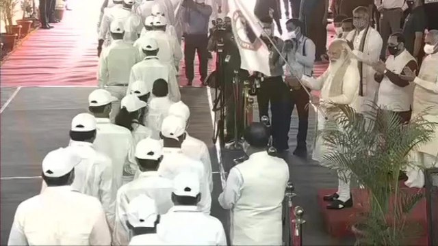 PM Modi flags off 'padyatra' from Ahmedabad to Dandi
