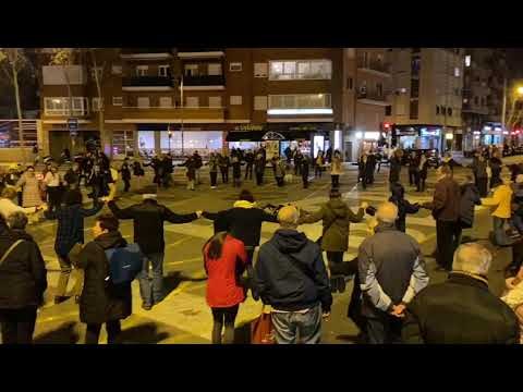 Els manifestants ballen sardanes al tall de la Meridiana