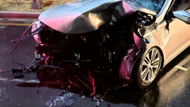 김해 만취 음주 운전 사고...중앙분리대 파손 / YTN