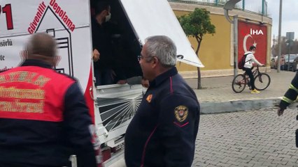 Ekipler harekete geçti, sıkışan aracı zıplaya zıplaya kurtardılar