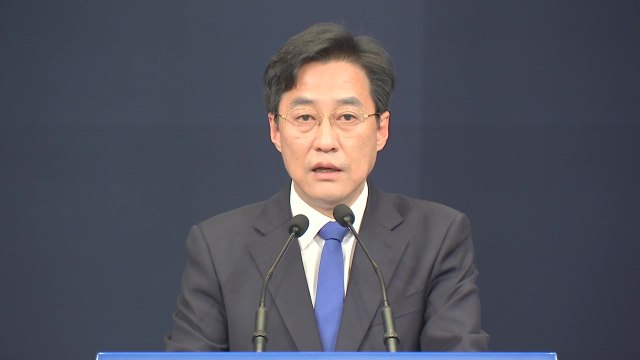 문 대통령, 65세 이상 첫날 AZ 백신 접종... 솔선수범 / YTN