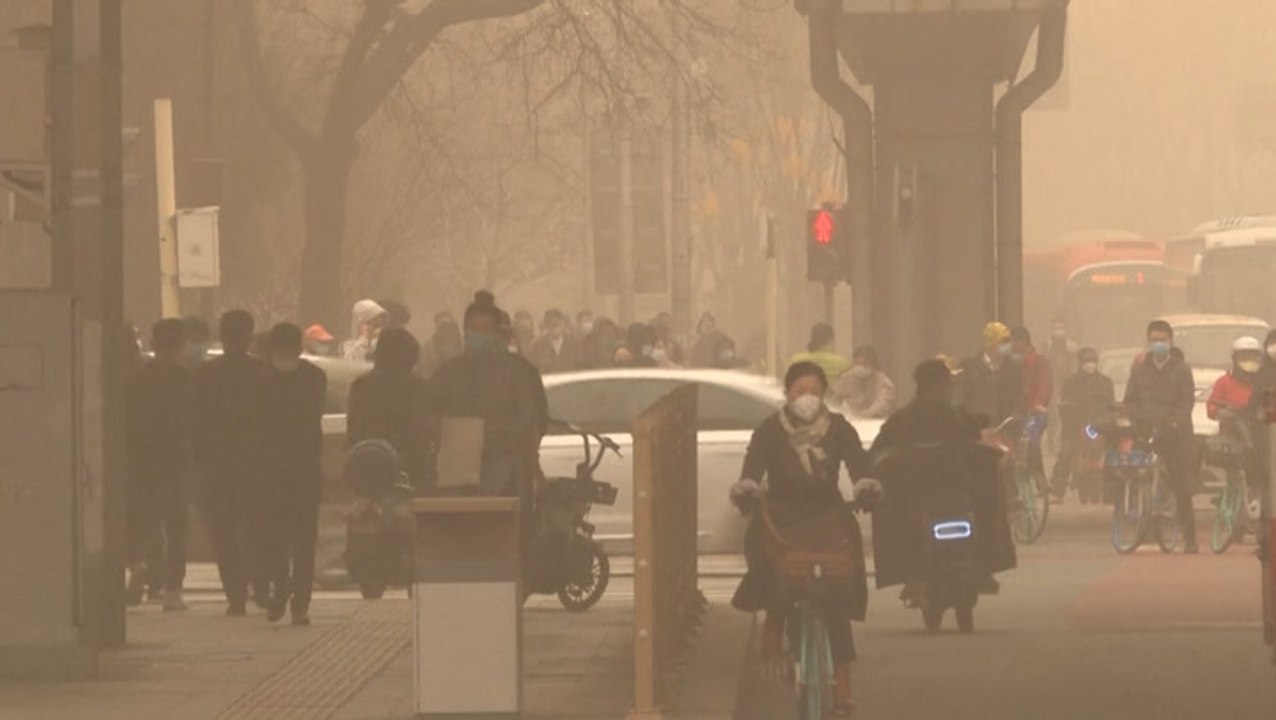 Smog causes orange skies over Beijing