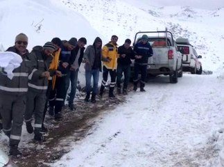 - Kar nedeni ile kapanan yolun açılmasını halay çekerek beklediler
