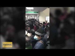 Centenars de persones amb mascareta fent cua als hospitals de Wuhan