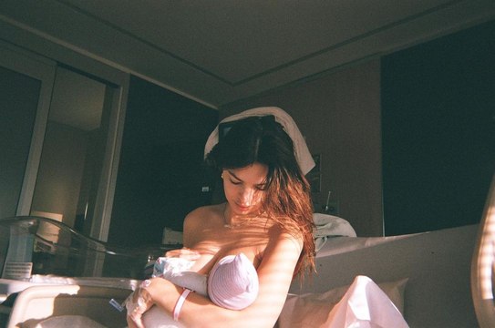 Emily Ratajkowski vient d’accoucher, elle est maman pour la première fois !