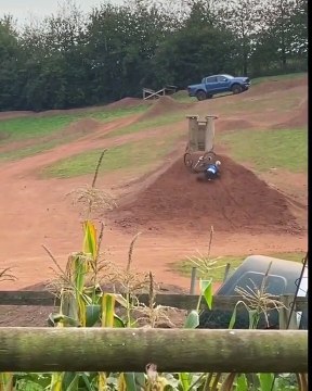 Le rider Matt Jones effectue des sauts périlleus en avant et en arrière sur un poteau d'attelage