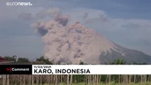 شاهد: سحب من الرماد الكثيف تنبعث من فوهة بركان سينابونغ في إندونيسيا