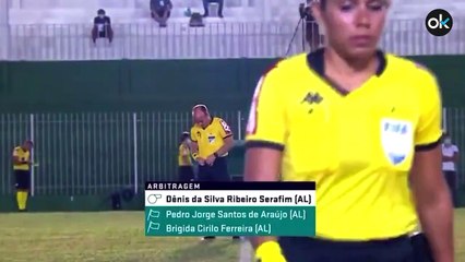 Un árbitro no aguanta y orina en mitad del campo en pleno partido