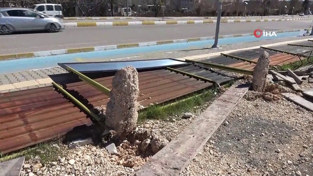 Şiddetli rüzgar ağaçları kökünden söküp çatıları uçurdu