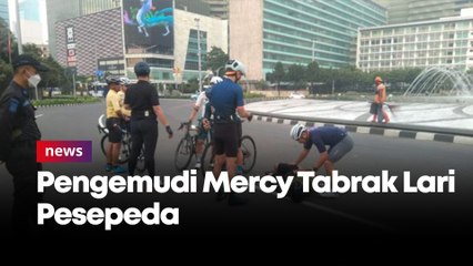 Video herunterladen: Pengemudi Mercy Diduga Tabrak Lari Pesepeda hingga Terkapar di Bundaran HI