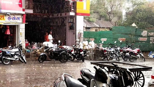 शहर में बारिश से भीगी सड़कें मौसम हुआ खुशनुमा