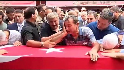 Şehit oğlunun tabutuna sarılarak sela okudu