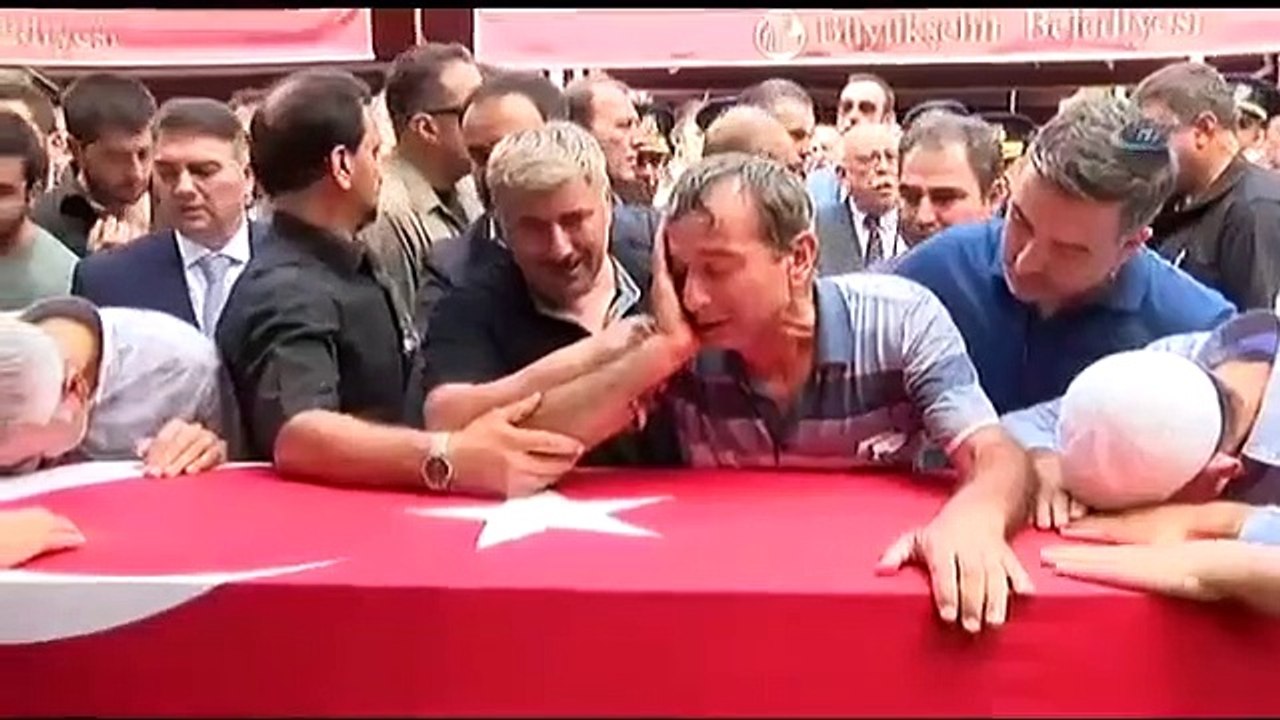 Şehit oğlunun tabutuna sarılarak sela okudu