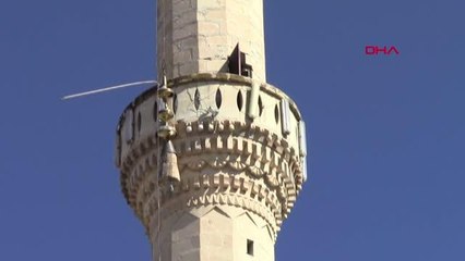 ADANA Fırtınada bazı binaların çatıları uçtu, ağaçları devrildi