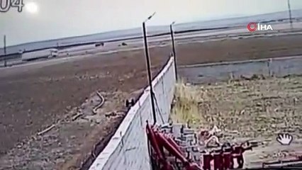 İki tırın kafa kafaya çarpışması güvenlik kamerasına yansıdı