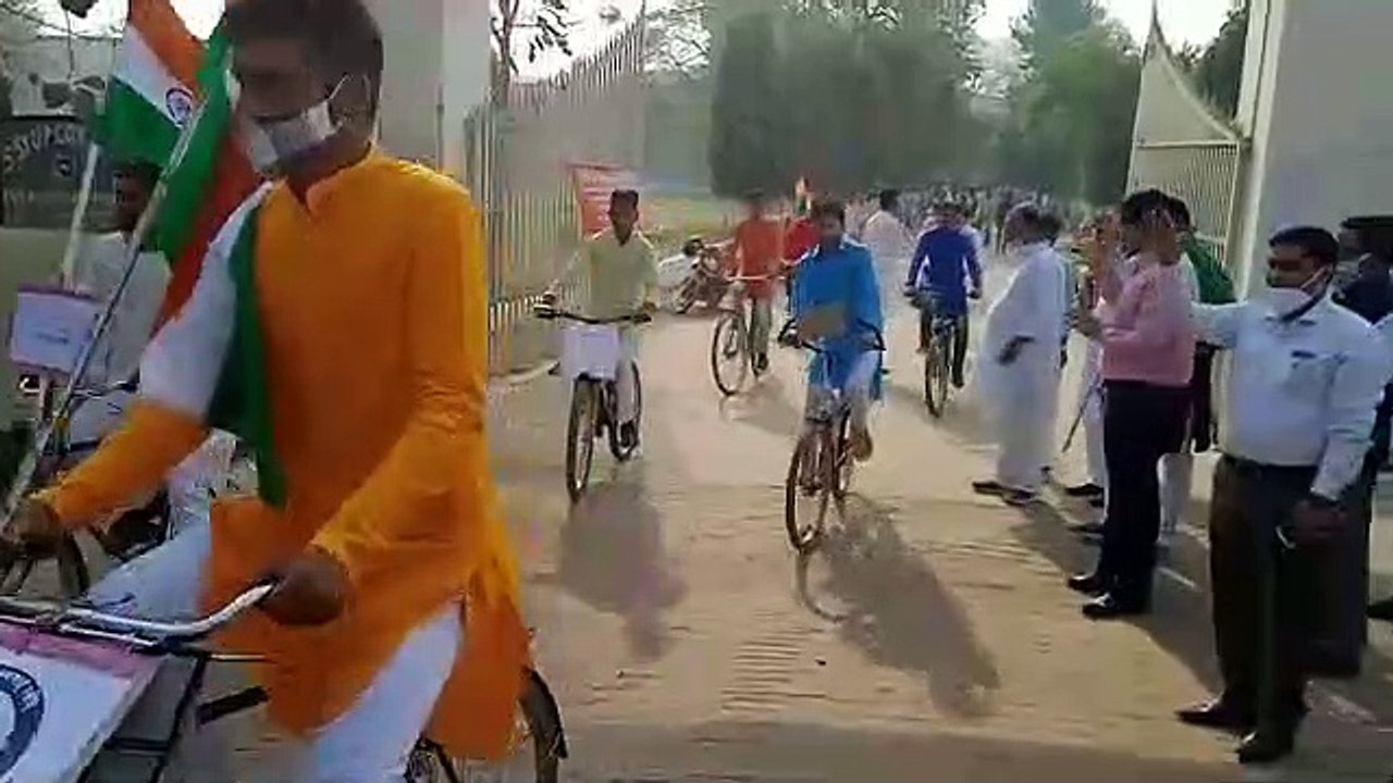 आजादी का अमृत महोत्सव की साइकिल रैली को जिलाअधिकारी ने केडीसी से झंडी दिखाकर रवाना किया