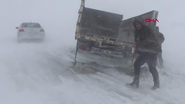 VAN Erciş'te yoğun kar yağışı; araçlar yollarda kaldı