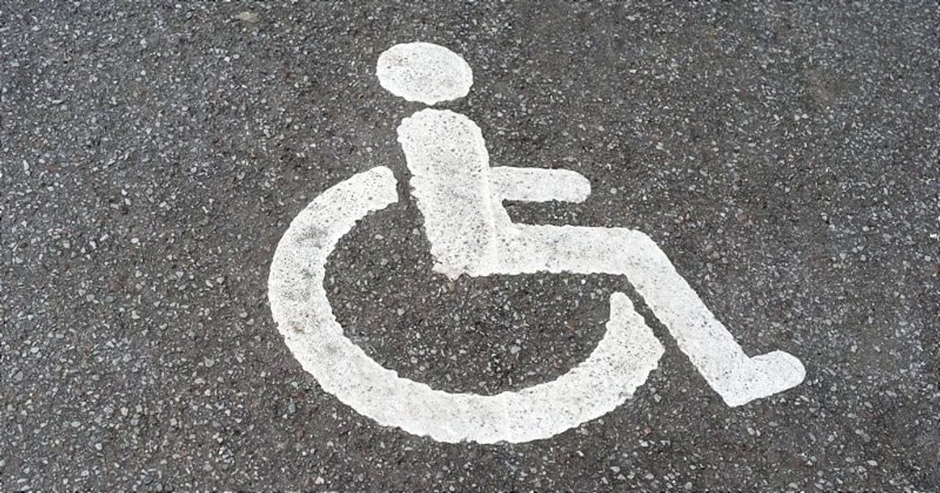 Les femmes enceintes pourraient bientôt pouvoir se garer sur les places handicapées