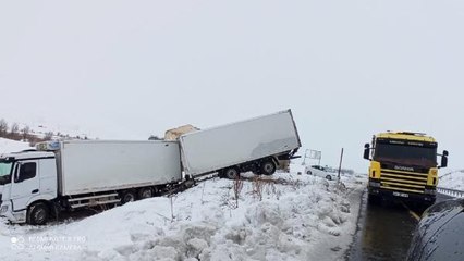 İran kara yolunda 'kar' kazaları; sürücüler yolda kaldı