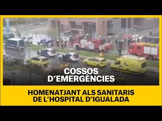 Els cossos d'emergències homenatjant al personal sanitari a les portes de l'hospital d'Igualada