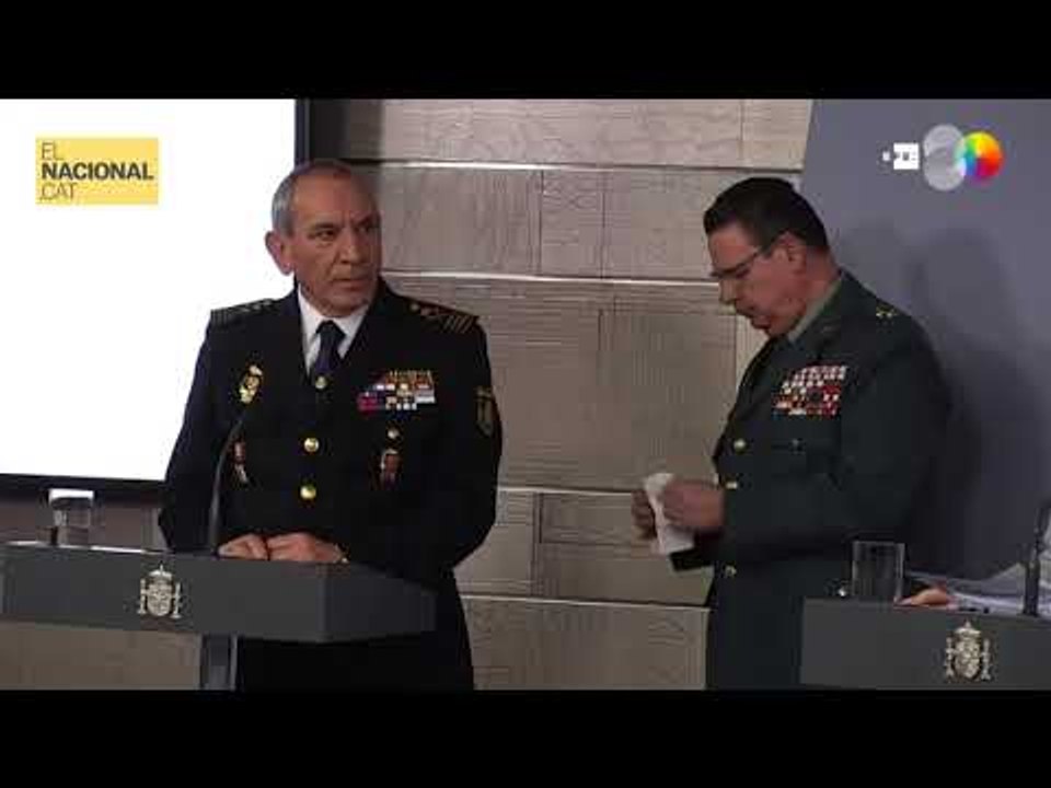Militar se suena los mocos durante la rueda de prensa del coronavirus