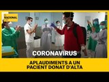 Sanitaris aplaudeixen a un pacient de coronavirus donat d'alta a l'Hospital Parc Tauli de Sabadell