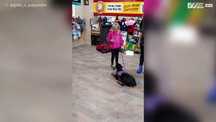 Meisje van 7 traint d'r eigen puppy