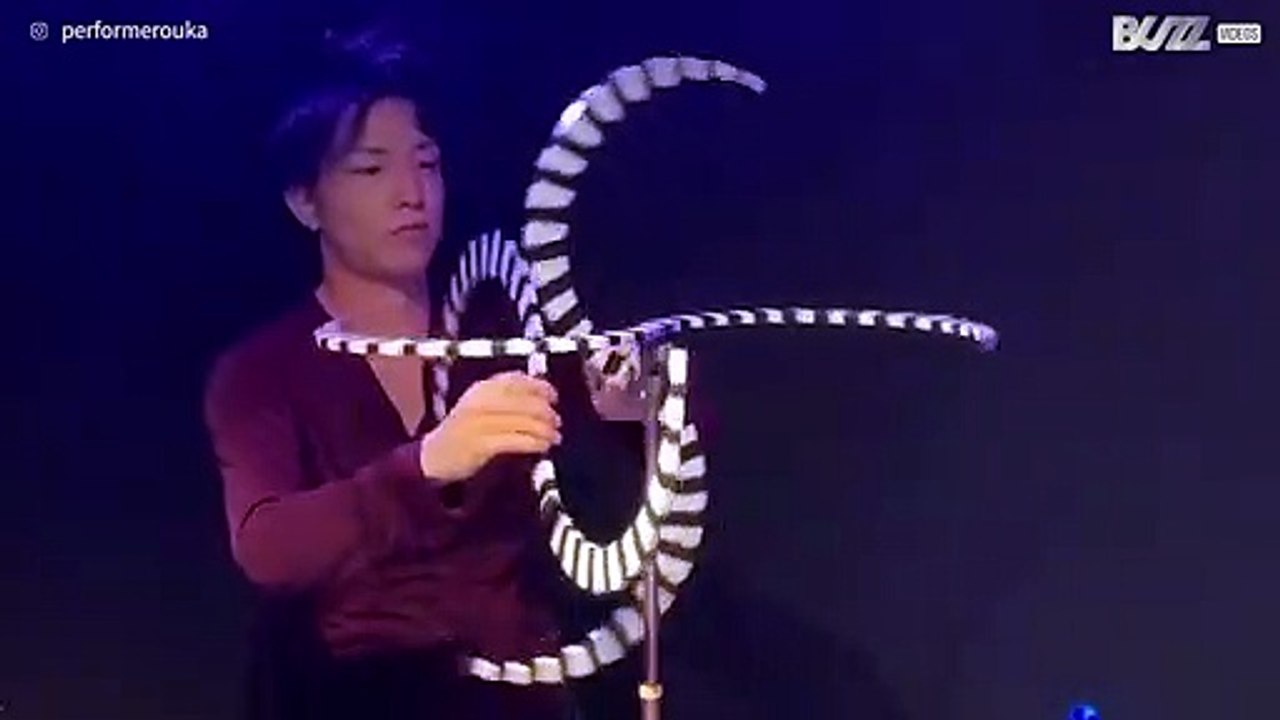 Artist performs stunning visual trick!