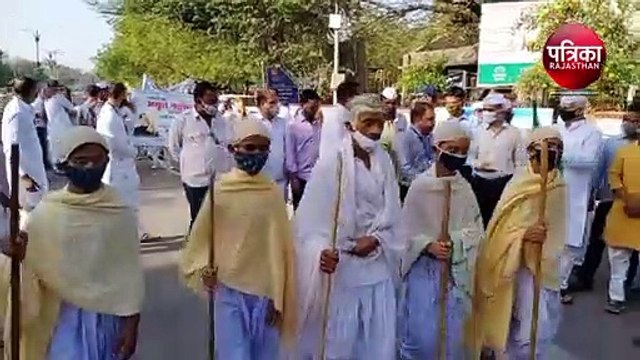 VIDEO : दांडी यात्रा को कलक्टर ने दिखाई हरी झंड़ी, विद्यार्थियों ने गांधीजी के आदर्शों पर चलने का संकल्प लिया