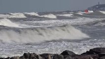 Karadeniz'de dev dalgalar oluştu, deniz yola taştı