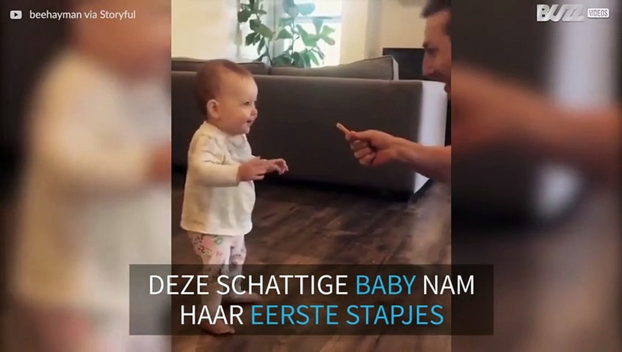 Baby neemt eerste stapjes door een frietje